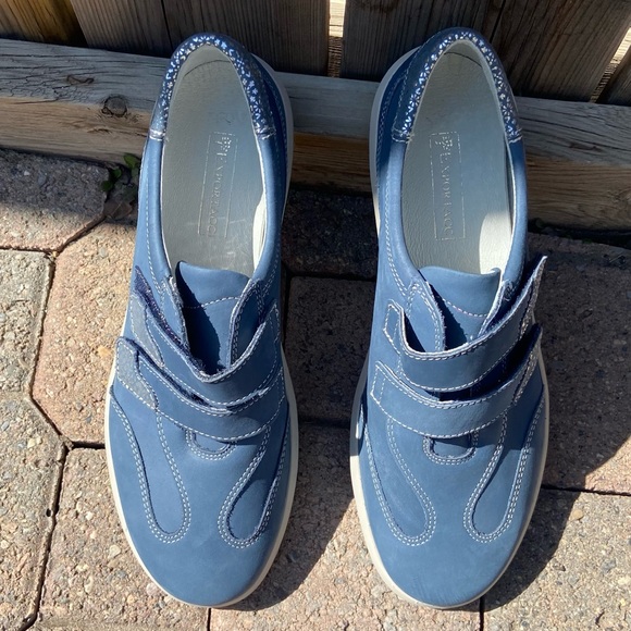 BRIO EXPORTACC women blue and silver cross over closure sneakers. Size 40. Used. - Picture 3 of 11